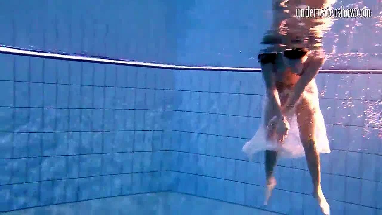 Una giovane europea softcore si bagna e diventa selvaggia in piscina